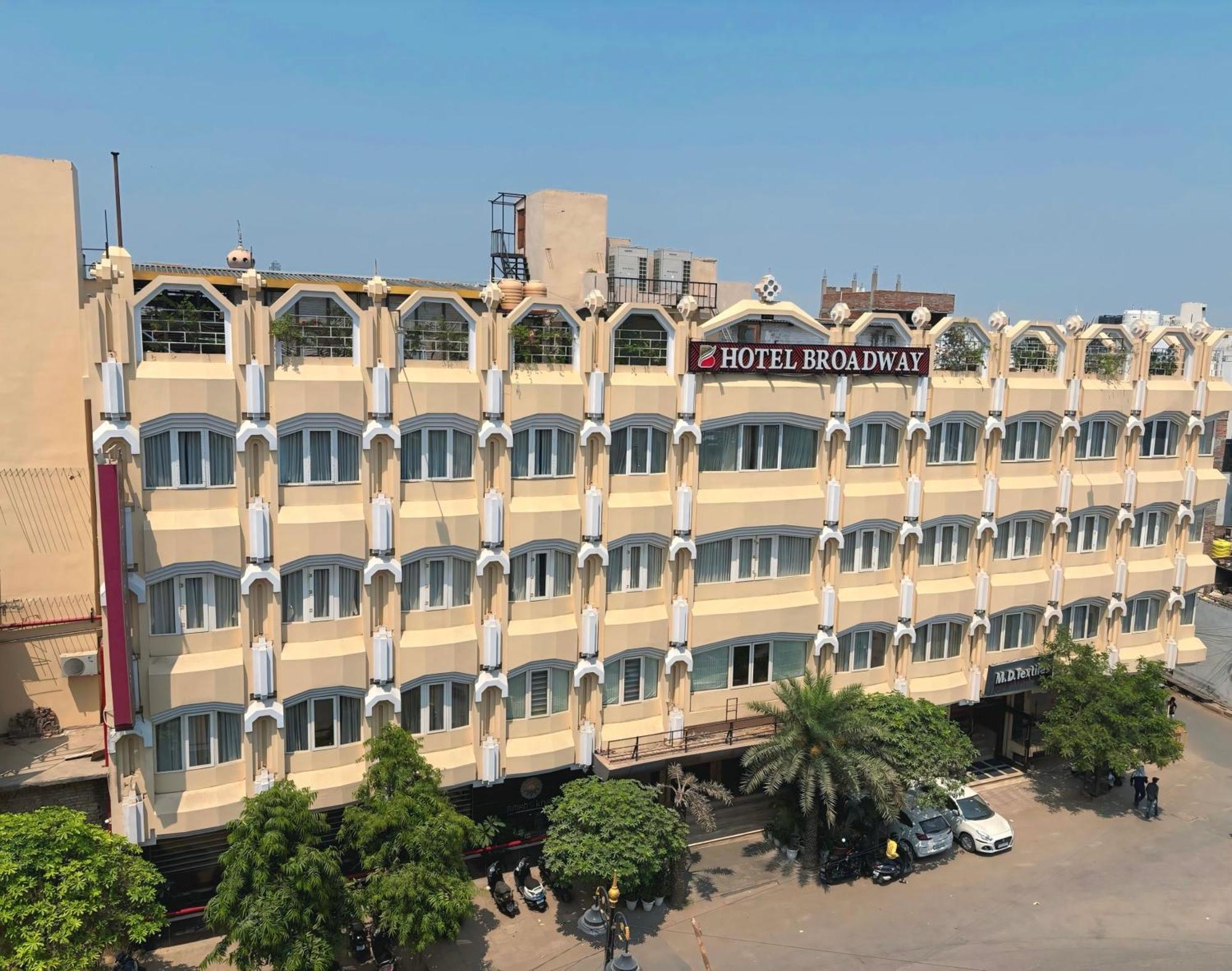 New Hotel Broadway Βαρανάσι Εξωτερικό φωτογραφία
